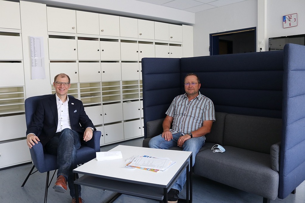 Landrat Jan Weckler mit Fachlehrerkoordinator Bernd Doenges im Ruhebereich des neu gestalteten Lehrerzimmers.jpg