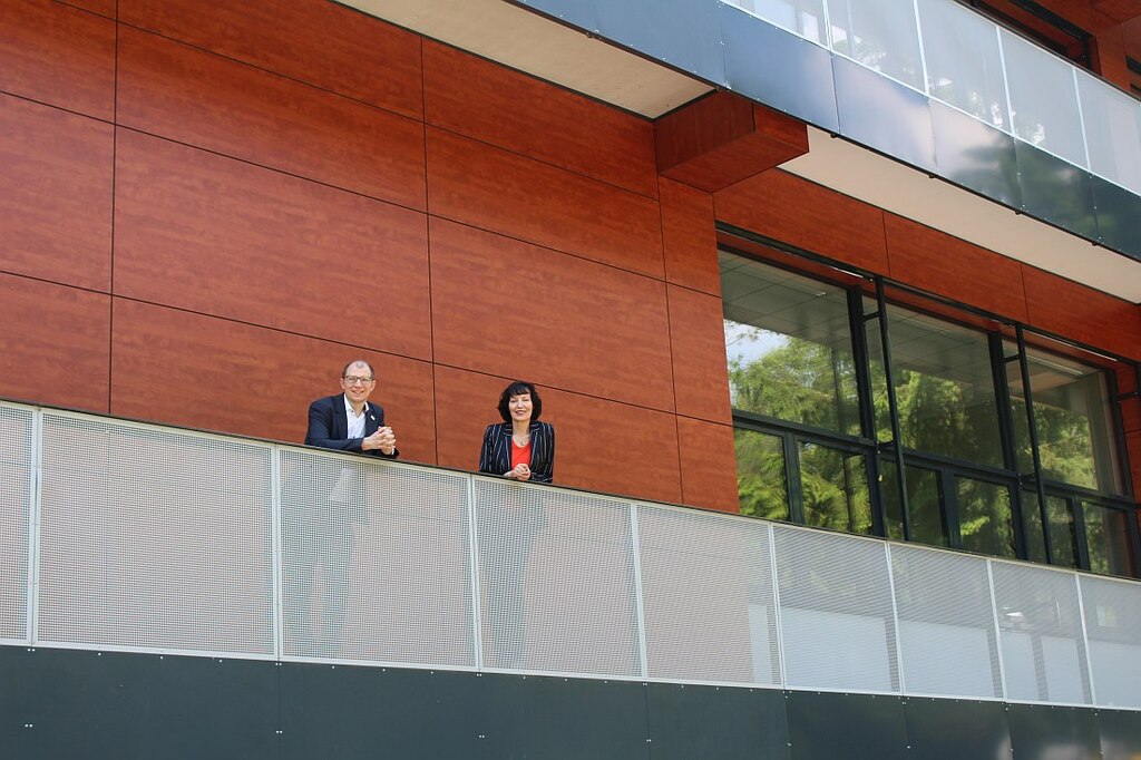 Landrat Jan Weckler zusammen mit Schulleiterin Birgit Bingel vor der neuen Fassade der Gesamtschule Konradsdorf.jpg