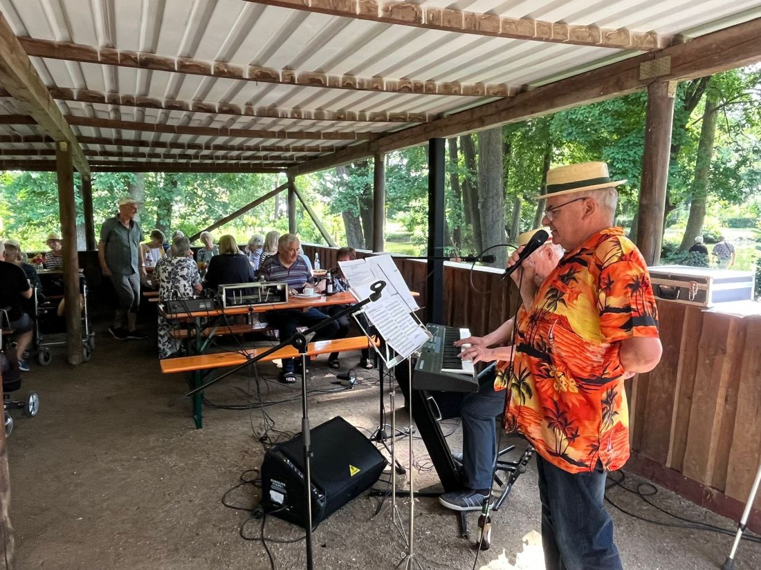 Grillnachmittag fr Rosbacher Senioren bei bestem Wetter2 AG