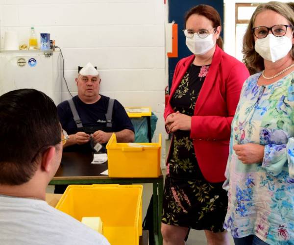 Lisa Gnadl besucht Werkstätten der Behindertenhilfe